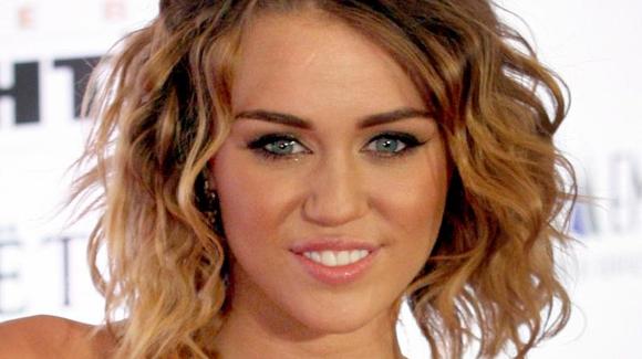 miley cyrus short curly hairstyle